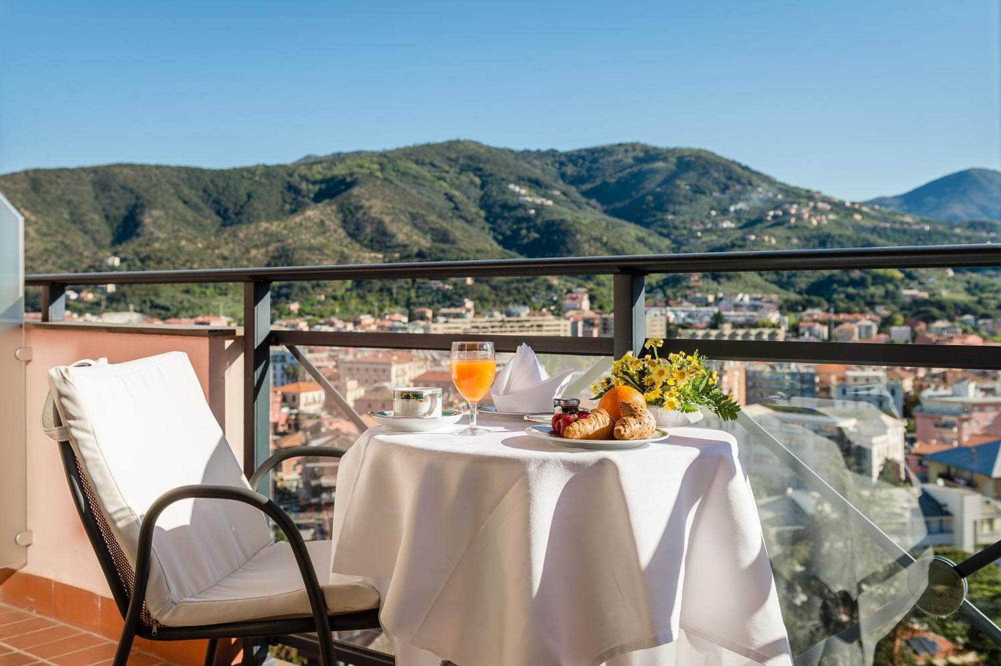 Standaard Tweepersoonskamer met 1 of 2 Bedden en Balkon